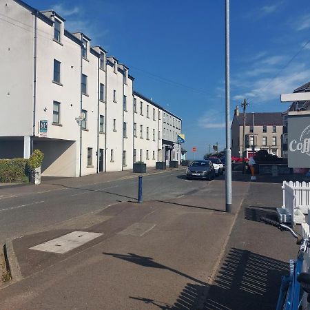 Marine Beach Escape Castlerock Beside Beach Golf Course And Pub Exterior photo